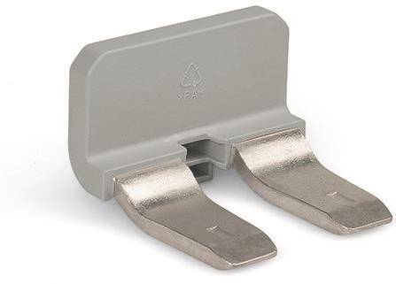 Grauer Kunststoff-Stromstecker mit zwei flachen Metallstiften, dargestellt auf weißem Hintergrund.
