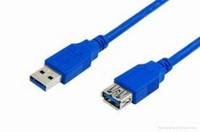 Blaues USB-Kabel mit einem Standard-USB-A-Stecker auf der einen Seite und einem USB 3.0 Micro-B-Anschluss auf der anderen Seite.