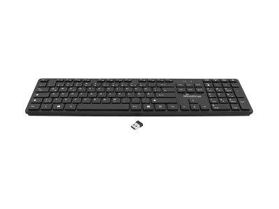 Schwarze kabellose Tastatur mit einem USB-Empfänger-Dongle, der darunter auf weißem Hintergrund zentriert ist.