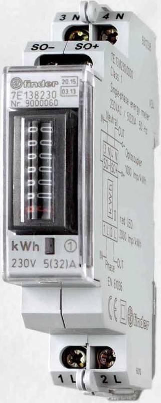 Ein analoges Stromzähler, der einen Zählerstand von Kilowattstunden (kWh) anzeigt, mit teilweise sichtbaren Zifferblättern und technischen Spezifikationen daneben.