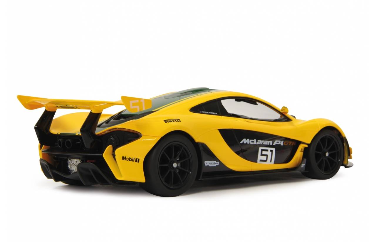 Gelber McLaren P1 GTR Rennwagen, Seitenansicht auf weißem Hintergrund, Nummer 51 und großer Heckflügel sichtbar.