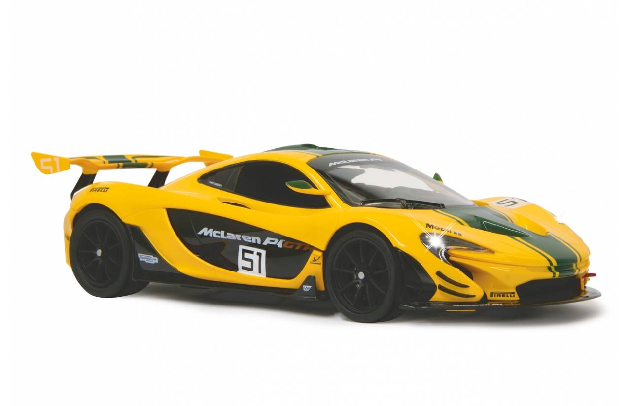 Gelber McLaren P1 GTR Rennwagen, Seitenansicht auf weißem Hintergrund, mit schwarzen Rennstreifen und Nummer 51 auf der Tür.