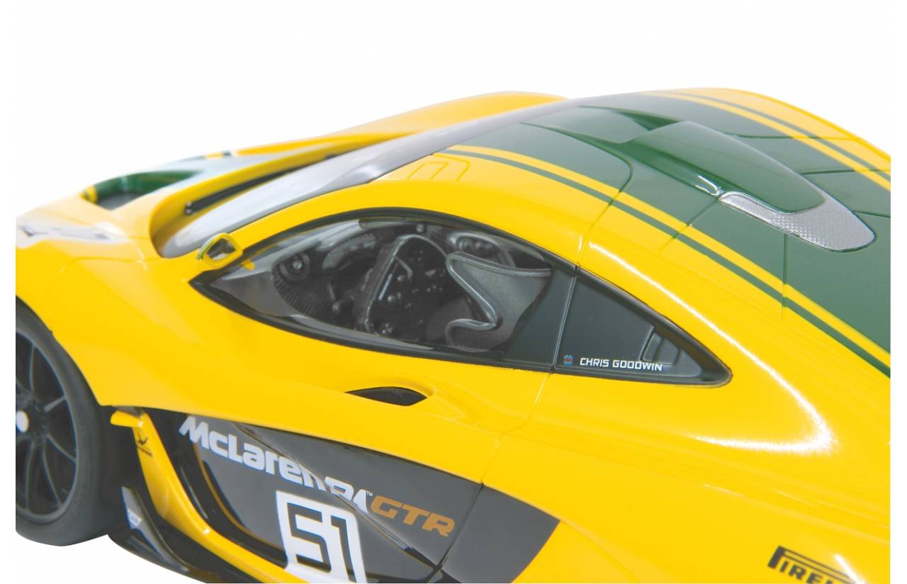 Gelber McLaren Rennwagen mit grünen Streifen, Seitenansicht mit der Nummer 51 und McLaren P1 GTR Branding.