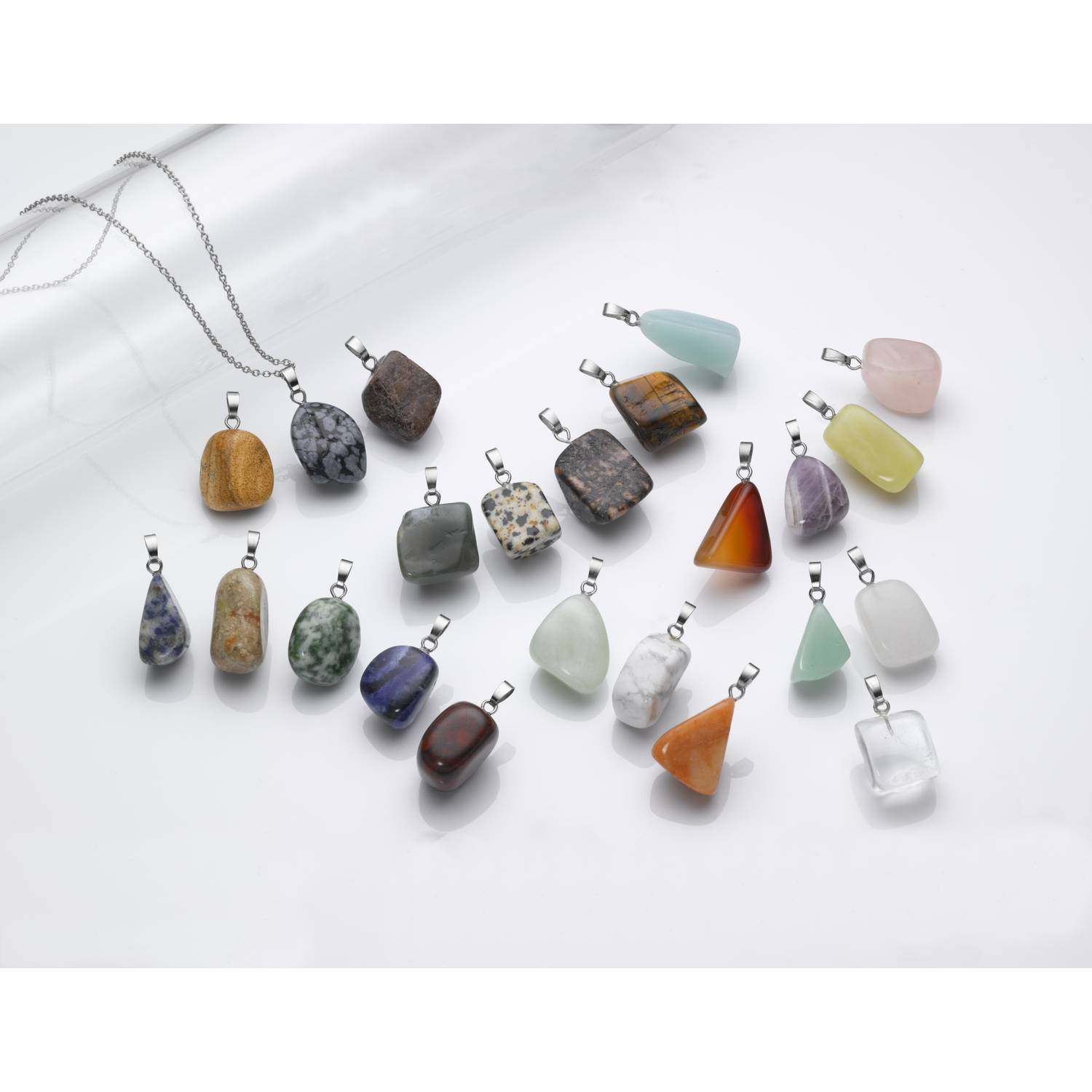 VALIOSA Merry Christmas Mode-Schmuck Adventskalender mit Halskette + 23 individuelle Anhänger aus Halb-Edelstein, Geschenkidee für Mädchen, 24-teil