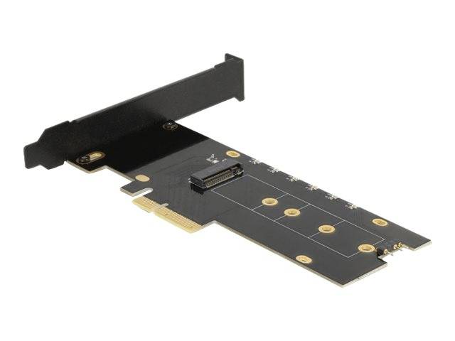 Ein PCIe-Erweiterungskartensteckplatz mit einer schwarzen Metallhalterung und einem einzelnen Platinenstecker auf weißem Hintergrund.
