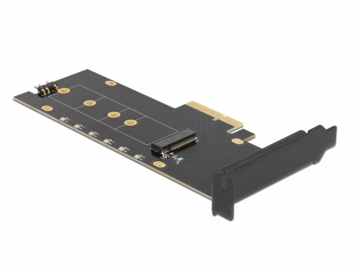 Schwarze interne Adaptererweiterungskarte mit PCIe-ähnlichem Kantenverbinder und einer vorderen Halterung, isoliert auf weißem Hintergrund dargestellt.