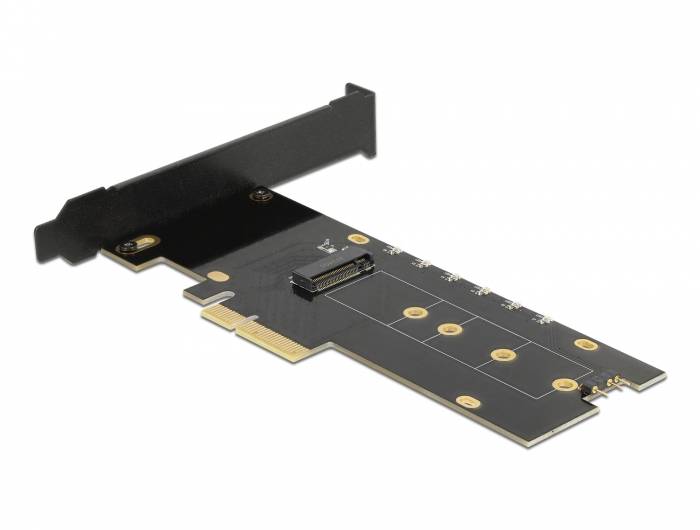 Schwarze PCIe-Adapterkarte mit Halterung an der Rückseite und Kantenkonnektor, dargestellt auf weißem Hintergrund.