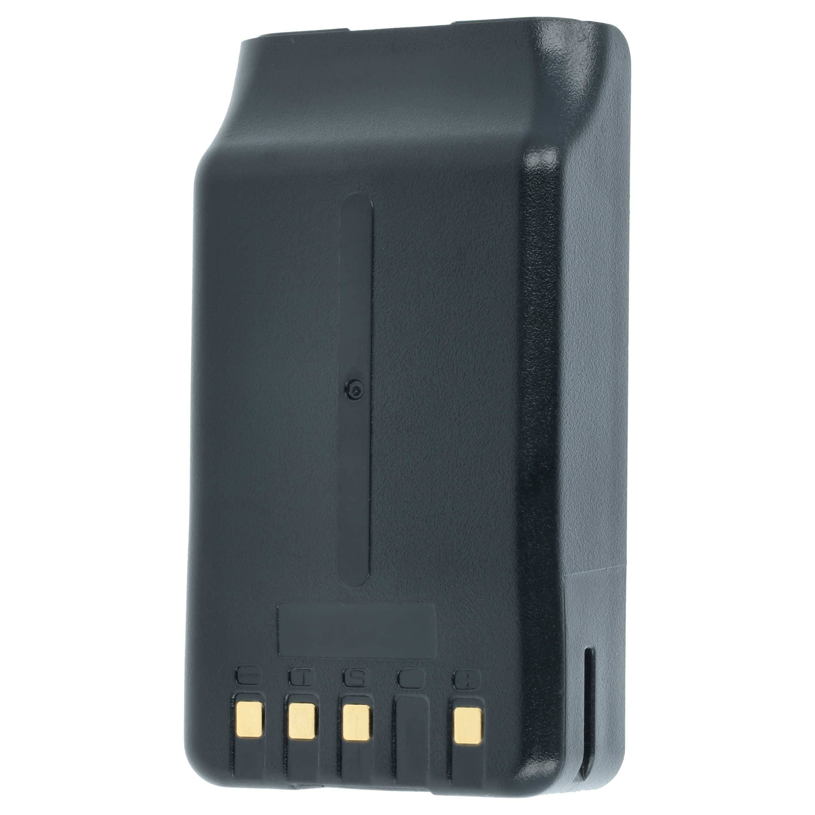 Ein schwarzes, rechteckiges elektronisches Gerät oder Akku mit vier goldenen Kontaktpunkten an der Unterseite, aus einem leichten Winkel betrachtet.