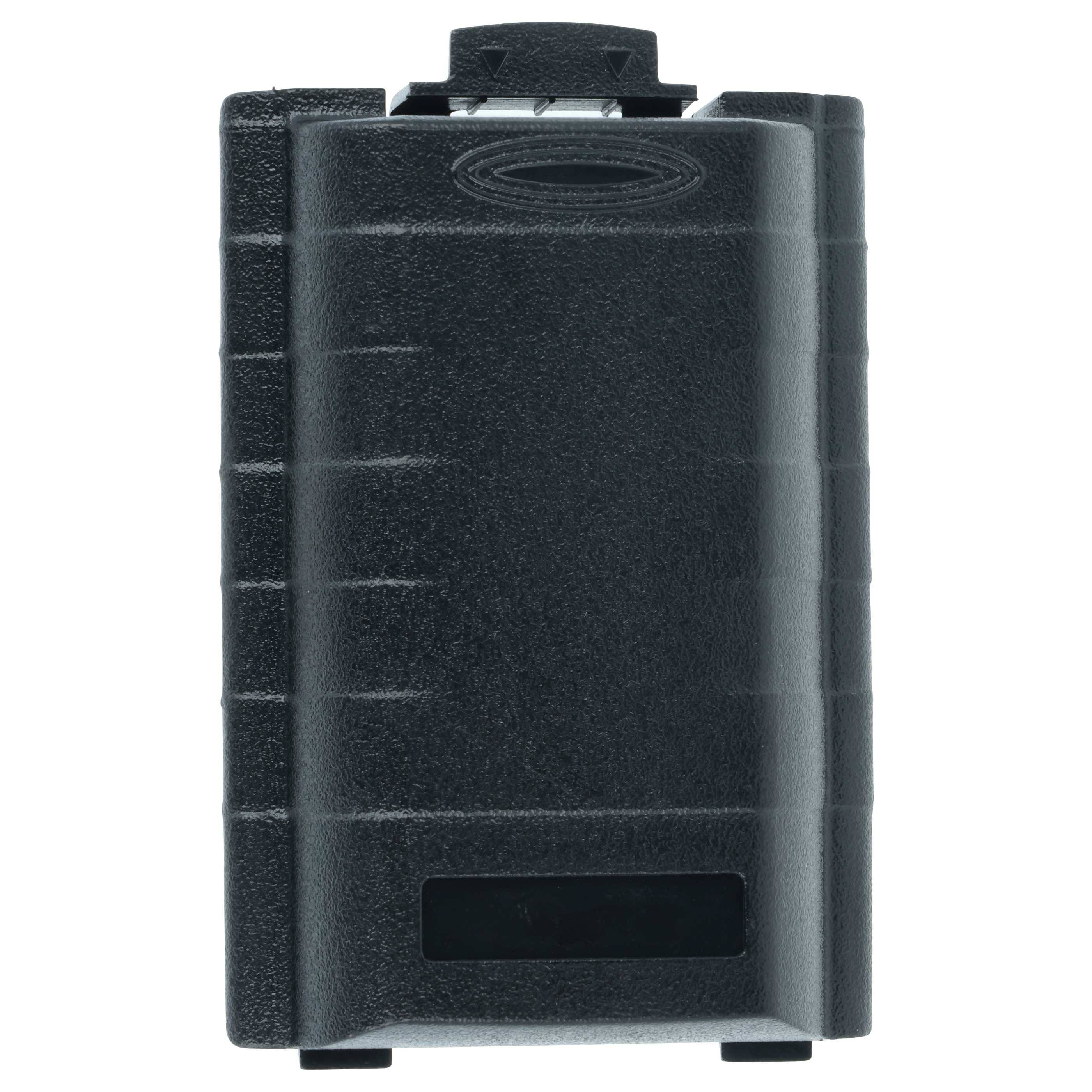 Eine schwarze, strukturierte, rechteckige Plastikbox mit einem kleinen gebogenen Verschluss oben.