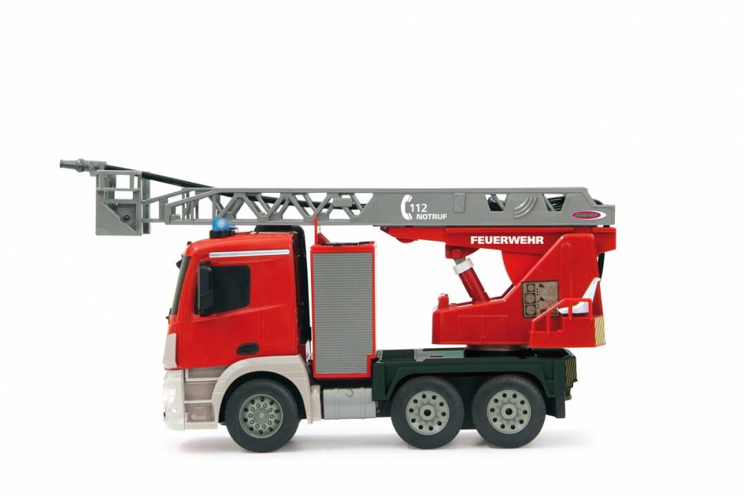 Spielzeug-Feuerwehrauto mit grauem Leiterausleger und roter Fahrerkabine, in Seitenansicht vor weißem Hintergrund dargestellt.
