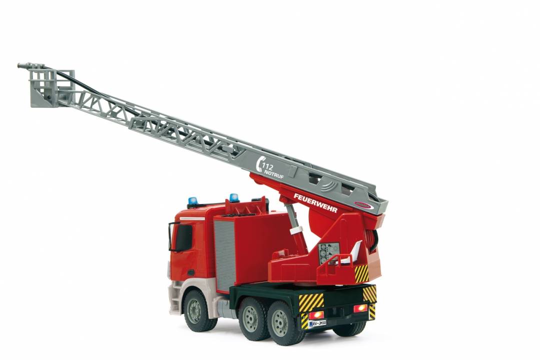 Roter Feuerwehrwagen mit einer ausgefahrenen grauen Leitererkrankung, auf weißem Hintergrund dargestellt, beschriftet mit „FEUERWEHR