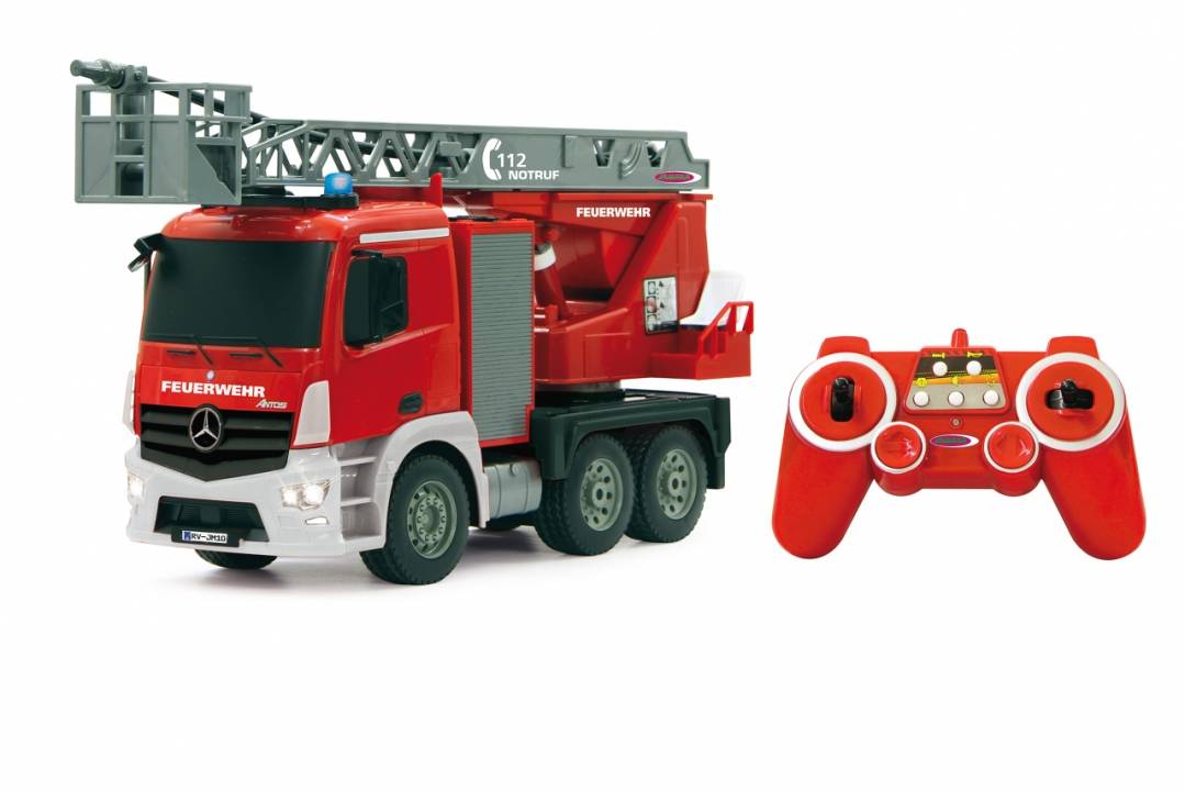 Rotes Feuerwehrauto-Spielzeug mit ausziehbarer Leiter und passendem rotem Fernbedienung auf weißem Hintergrund.