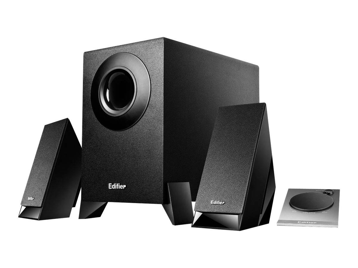 Schwarzes Edifier-Computerlautsprechersystem mit einem großen Subwoofer und zwei abgewinkelten Satellitenlautsprechern plus einem kleinen kabelgebundenen Bedienfeld, dargestellt auf weißem Hintergrund.