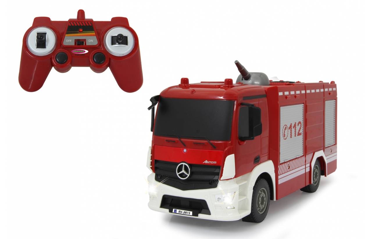 Roter Spielzeugfeuerwagen mit passendem rotem Fernbedienungsgerät, dargestellt auf weißem Hintergrund.