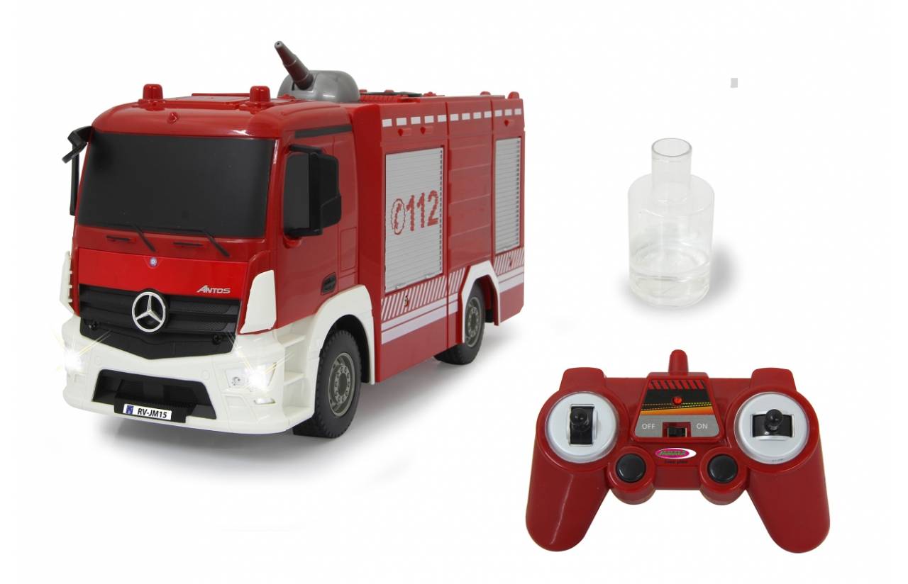 Rotes Spielzeug-Feuerwehrauto mit einer Fernbedienung und einem durchsichtigen Kunststoffzubehör auf weißem Hintergrund.