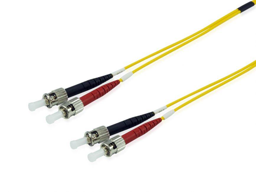 Zwei gelbe Lichtwellenleiterkabel mit Metallsteckern und Schutzkappe auf weißem Hintergrund.