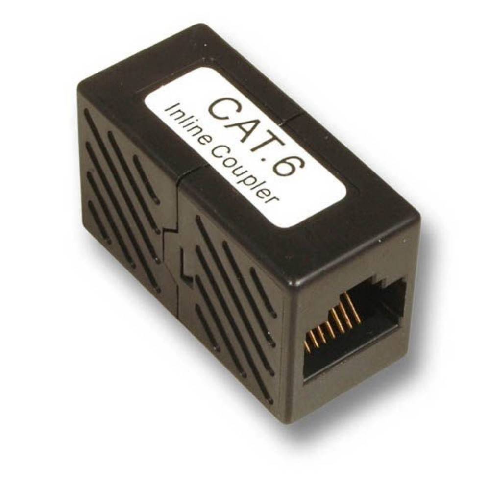 Ein schwarzer CAT6 Inline-Verbinder mit Beschriftung, verwendet zum Verbinden zweier Ethernet-Kabel.