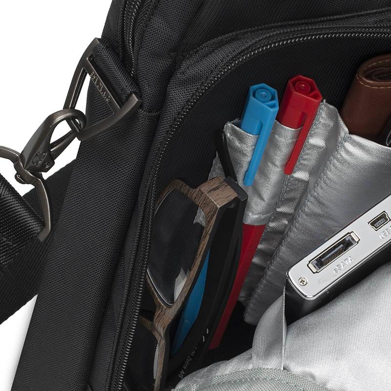 Offene schwarze Reißverschlusstasche mit gepolsterten Fächern, die Stifte, eine Brille und ein silbernes USB-Laufwerk in einer Organizertasche halten.