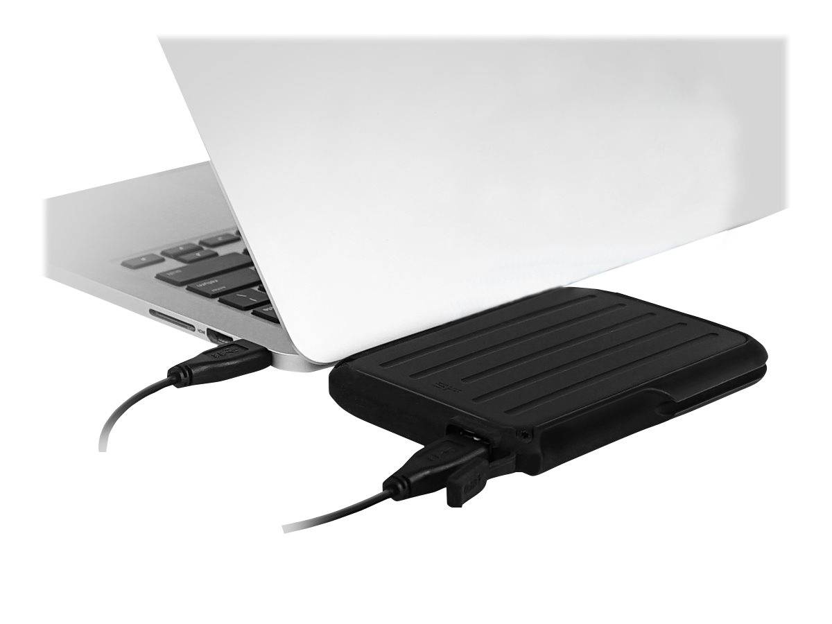 Ein Laptop, der per Kabel mit einer externen schwarzen Festplatte oder SSD verbunden ist.