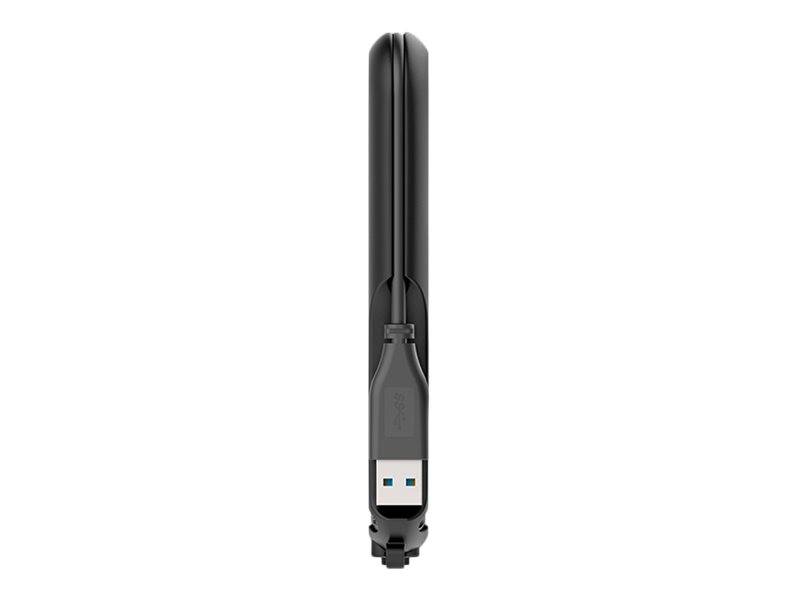 Ein schwarzer USB-Speicherstick, vertikal auf weißem Hintergrund dargestellt, mit dem USB-Anschluss unten sichtbar.