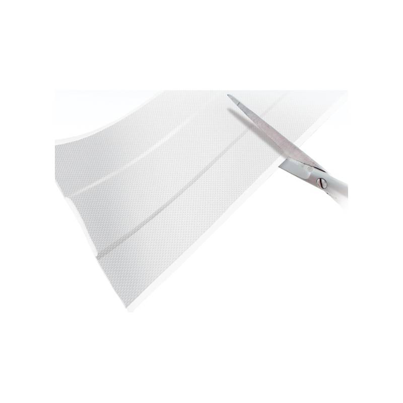 Eine Schere ist bereit, ein Blatt aus strukturiertem, flexiblem Material zu schneiden.