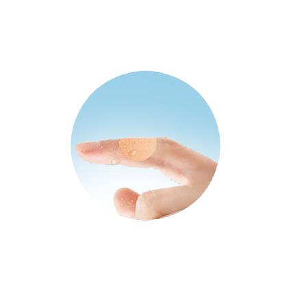 Eine Nahaufnahme eines gebeugten Fingers mit einem kleinen, runden Pflaster, das nahe der Gelenkkante auf einem hellblauen Hintergrund angebracht ist.