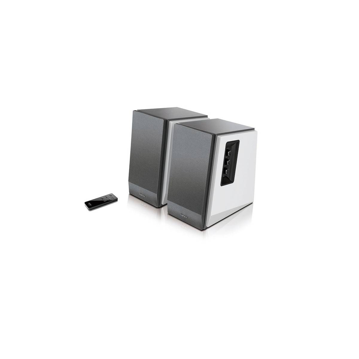 Zwei kleine silberne Desktop-Lautsprecher mit einem separaten USB-Stick auf weißem Hintergrund.