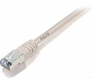 Nahaufnahme eines weißen Ethernet-Netzwerkkabels mit einem RJ45-Stecker mit der Bezeichnung 