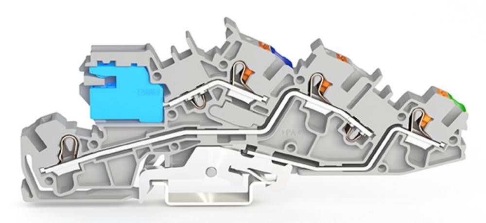 Querschnitt eines industriellen Verbindungssteckers, der die internen Verdrahtungswege und Komponenten zeigt und das komplexe Design und die Funktionalität hervorhebt.