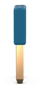 Ein goldener USB-Stick mit blauer Kappe, verwendet für sichere digitale Authentifizierung.