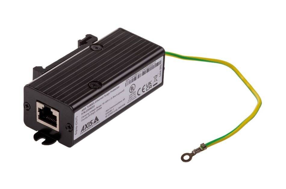 Schwarzes Achsen-Netzwerkgerät mit Ethernet-Anschluss und angebrachtem gelbgrünem Erdungskabel mit Ringöse auf weißem Hintergrund