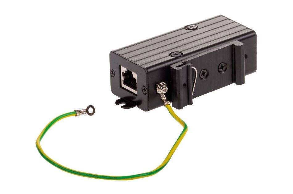 Schwarzes elektronisches Gerät mit RJ45-Anschluss und angebrachtem grün-gelbem Erdungskabel, das in einem Ringkabelschuh endet, auf weißem Hintergrund