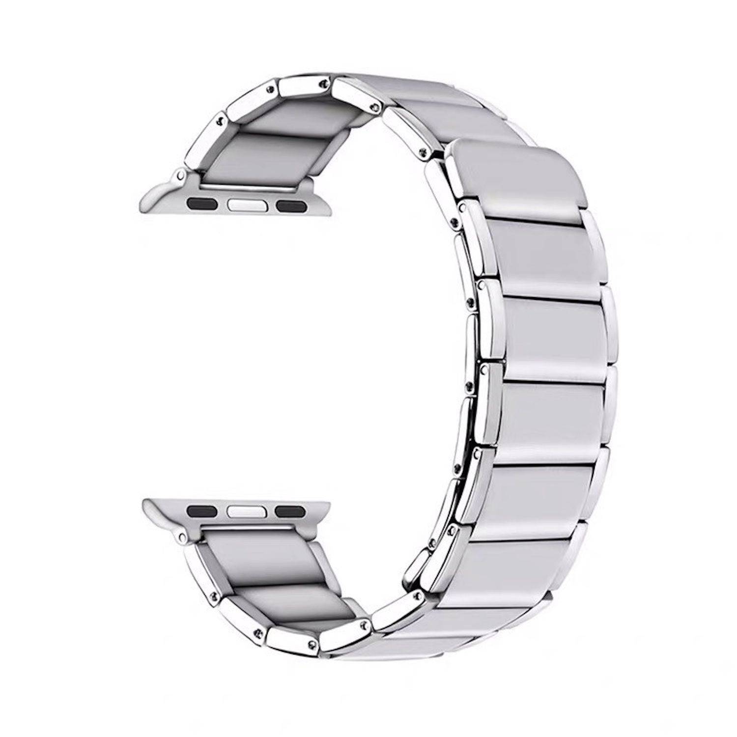 Silbernes Metallarmband mit offener Schließe, isoliert auf weißem Hintergrund dargestellt.
