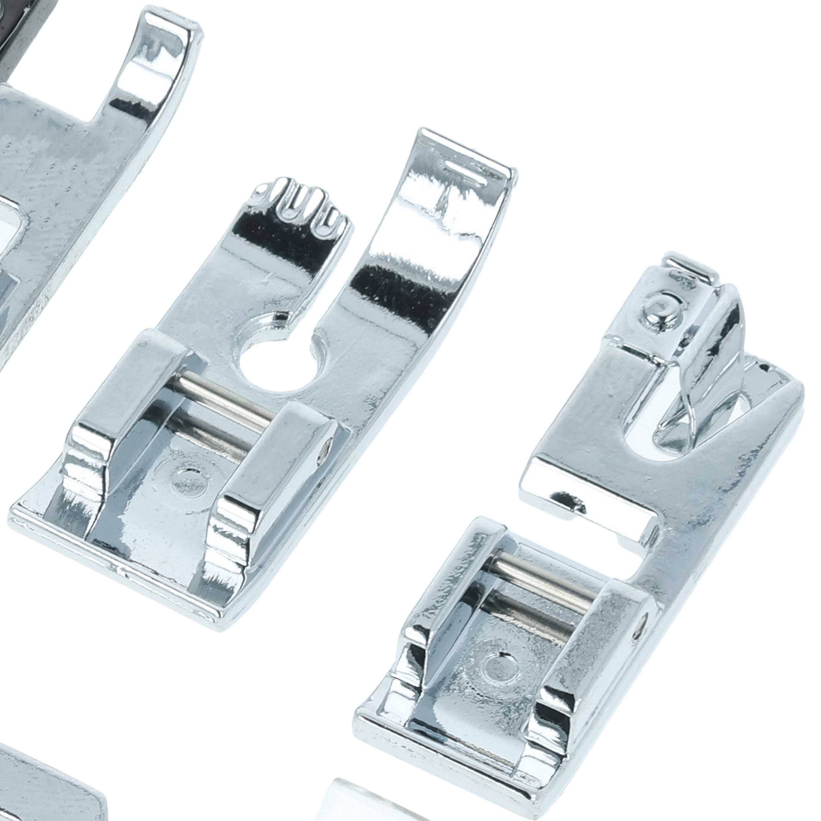 Eine Nahaufnahme von vier verschiedenen Nähmaschinen-Nähfüßen, jeder für spezifische Nähtechniken konzipiert, arrangiert auf weißem Hintergrund.