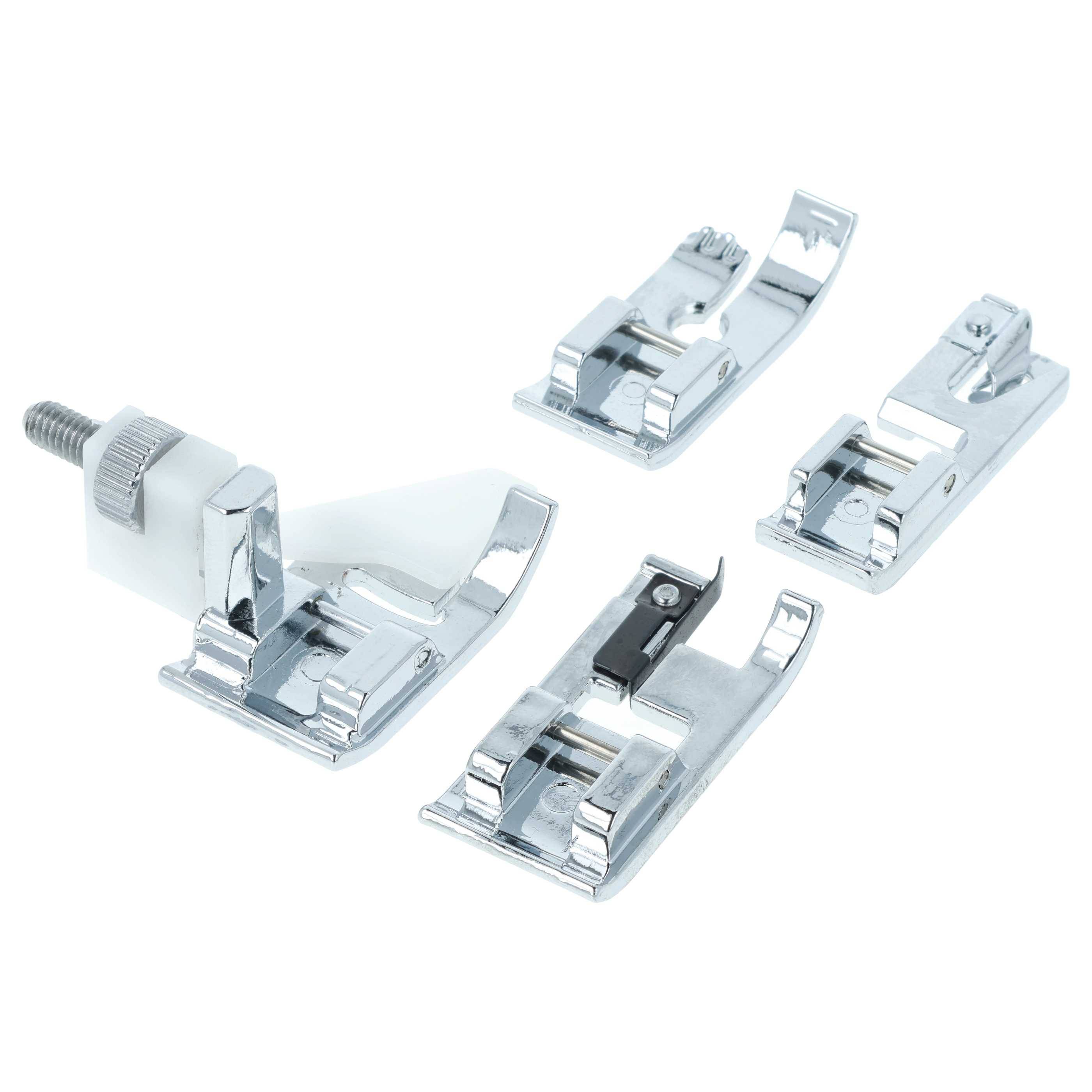 Vier metallische Nähmaschinen-Nähfüße sind auf weißem Hintergrund angeordnet, jeder mit einem einzigartigen Design für verschiedene Nähaufgaben.