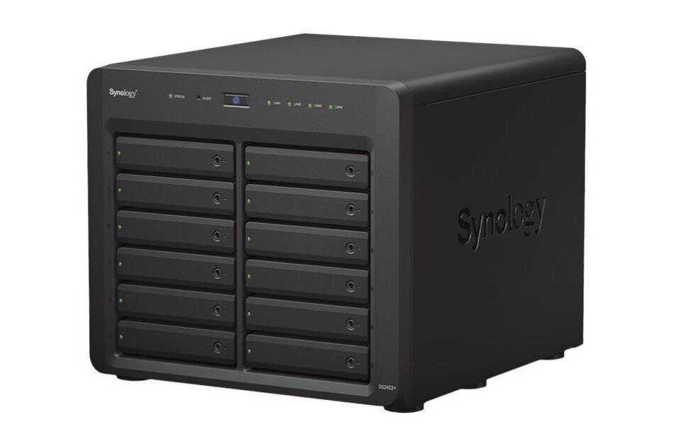 Ein schwarzes Synology-NAS-Speichergerät mit mehreren Festplattenschächten auf der Vorderseite. Der Markenname ist auf der Seite sichtbar.