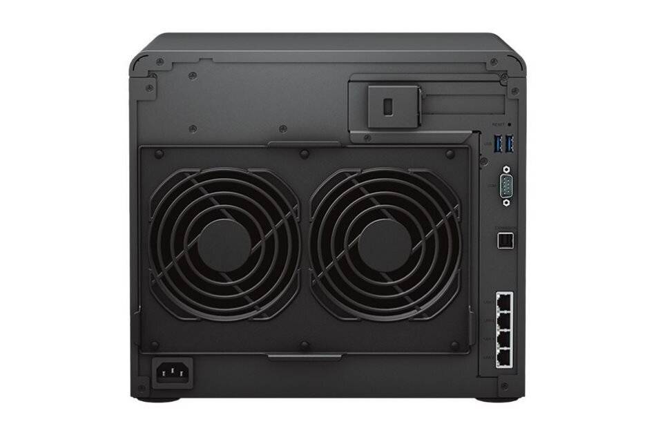 Das Bild zeigt die Rückseite eines schwarzen elektronischen Geräts mit zwei großen Kühlventilatoren, mehreren Anschlüssen einschließlich USB und Ethernet sowie einer Stromsteckdose.