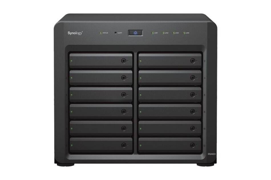 Ein schwarzes Synology DiskStation DS2422+ mit 12 nach vorne öffnenden Laufwerkschächten und LED-Indikatoren auf der linken Seite.