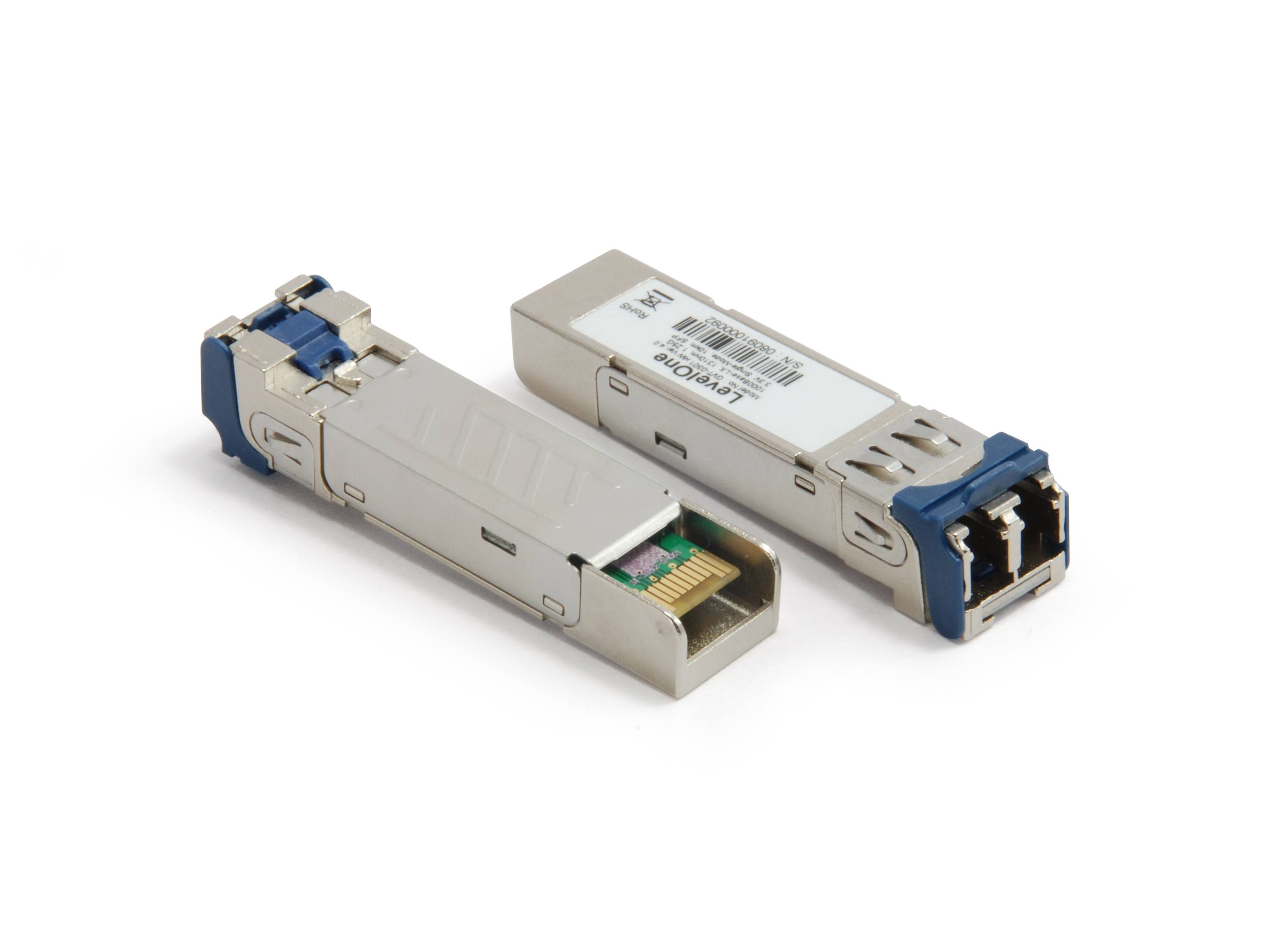 Zwei SFP-Transceiver-Module für Netzwerkausrüstung, auf weißem Hintergrund dargestellt, wobei der Stecker und die Leiterplatte eines Moduls sichtbar sind.