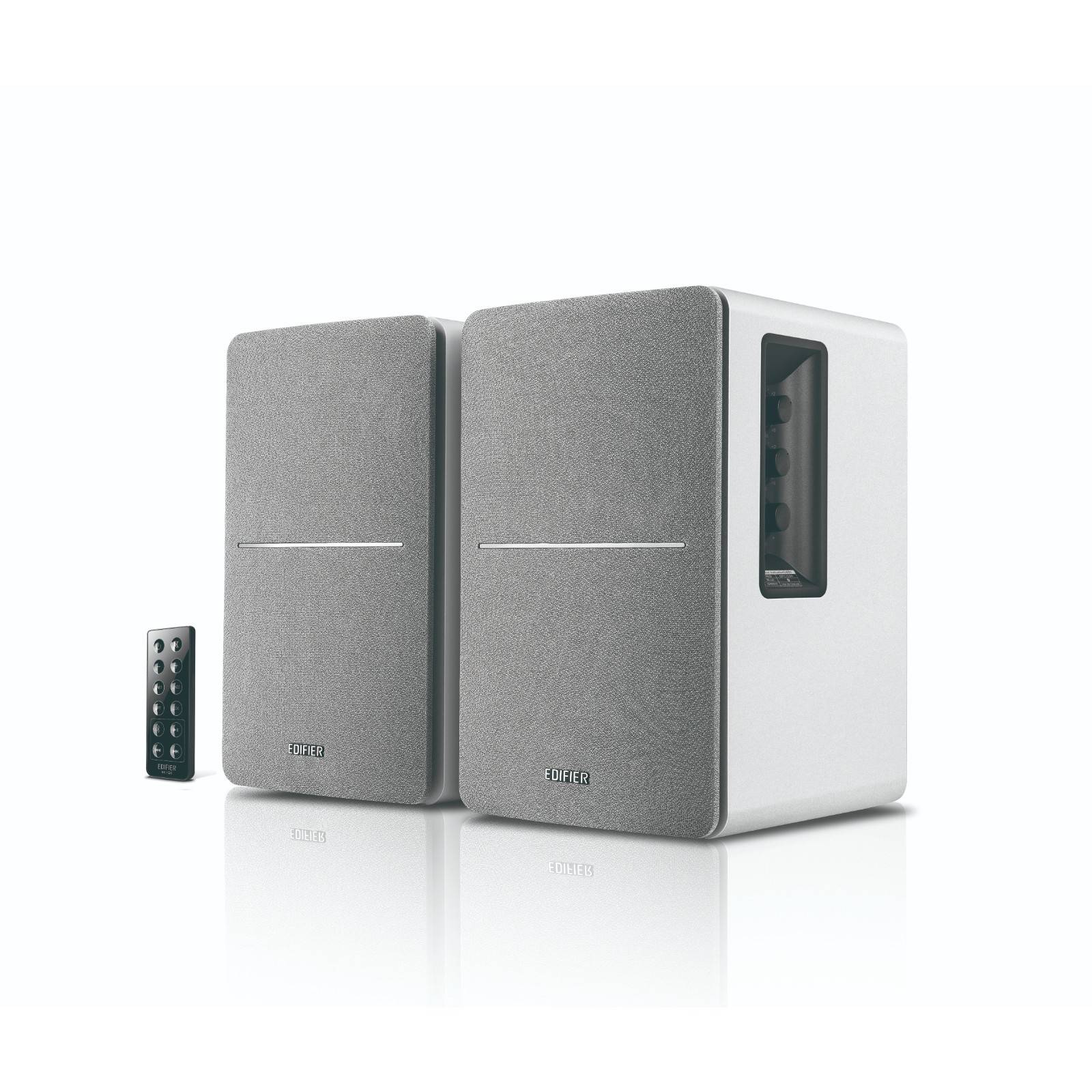 Zwei rechteckige graue Lautsprecher mit einer Fernbedienung auf der linken Seite. Die Lautsprecher haben ein minimalistisches Design und sind auf einer weißen Oberfläche platziert.