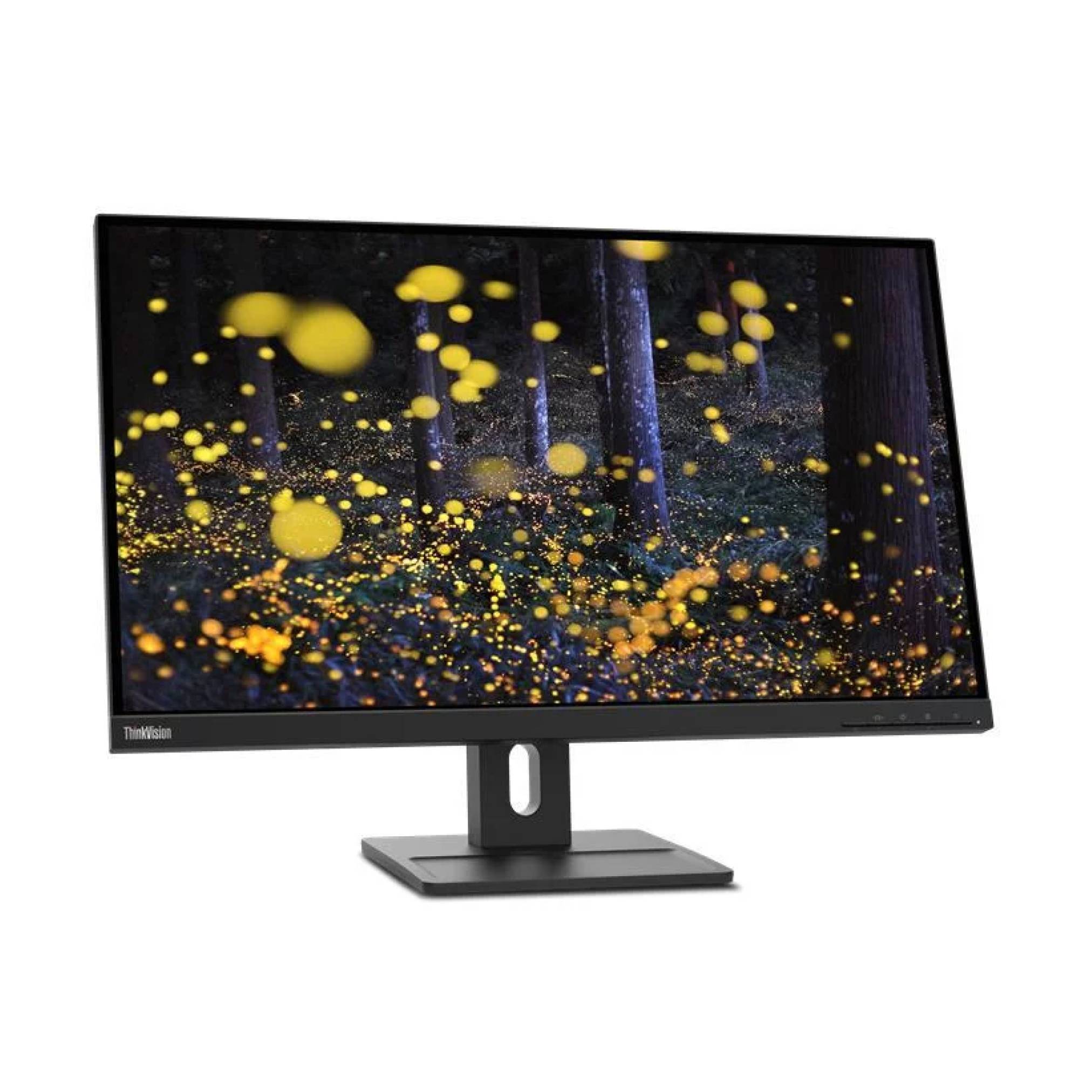 Ein Lenovo ThinkVision Monitor zeigt ein abstraktes Bild von leuchtenden gelben Lichtern in einem dunklen Wald.