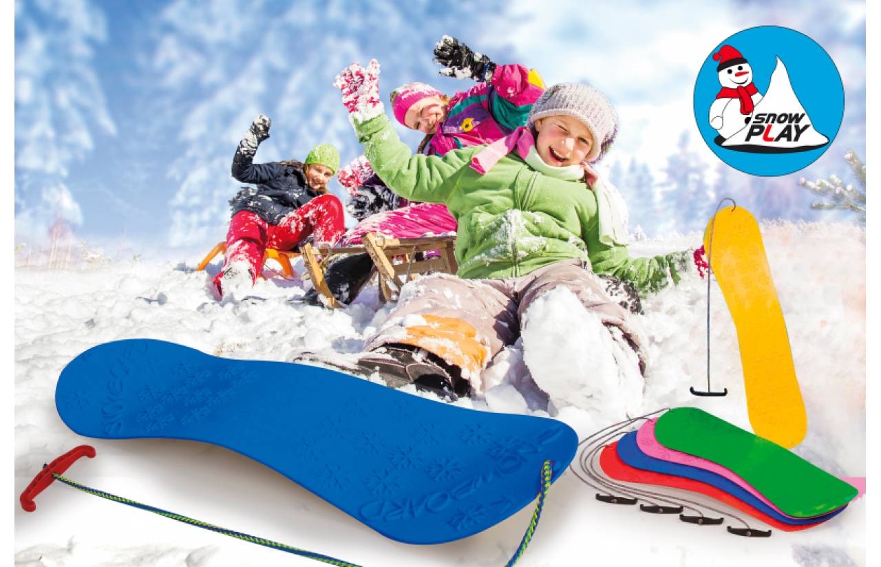 Kinder rodeln freudig einen verschneiten Hang hinunter, mit bunten Schneegleitern und dem Logo 
