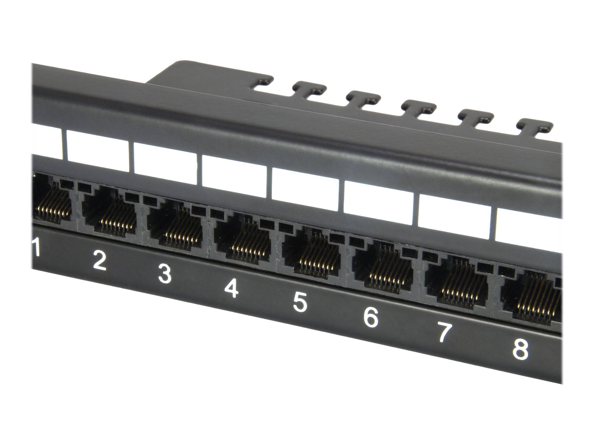 Nahaufnahme eines Netzwerk-Patchfeldes mit nummerierten Ethernet-Anschlüssen 1 bis 8.
