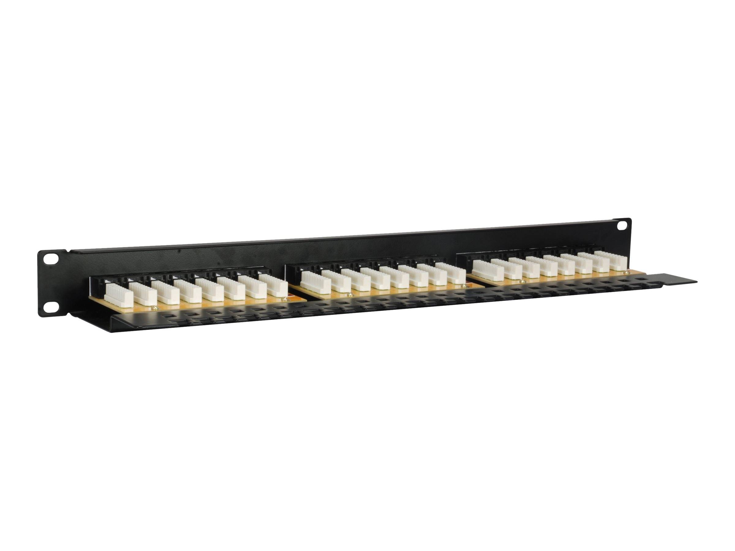 Schwarzes Rack-Mount-Patchfeld mit mehreren nummerierten Anschlüssen und weißen Steckern für Netzwerkkabelverbindungen.