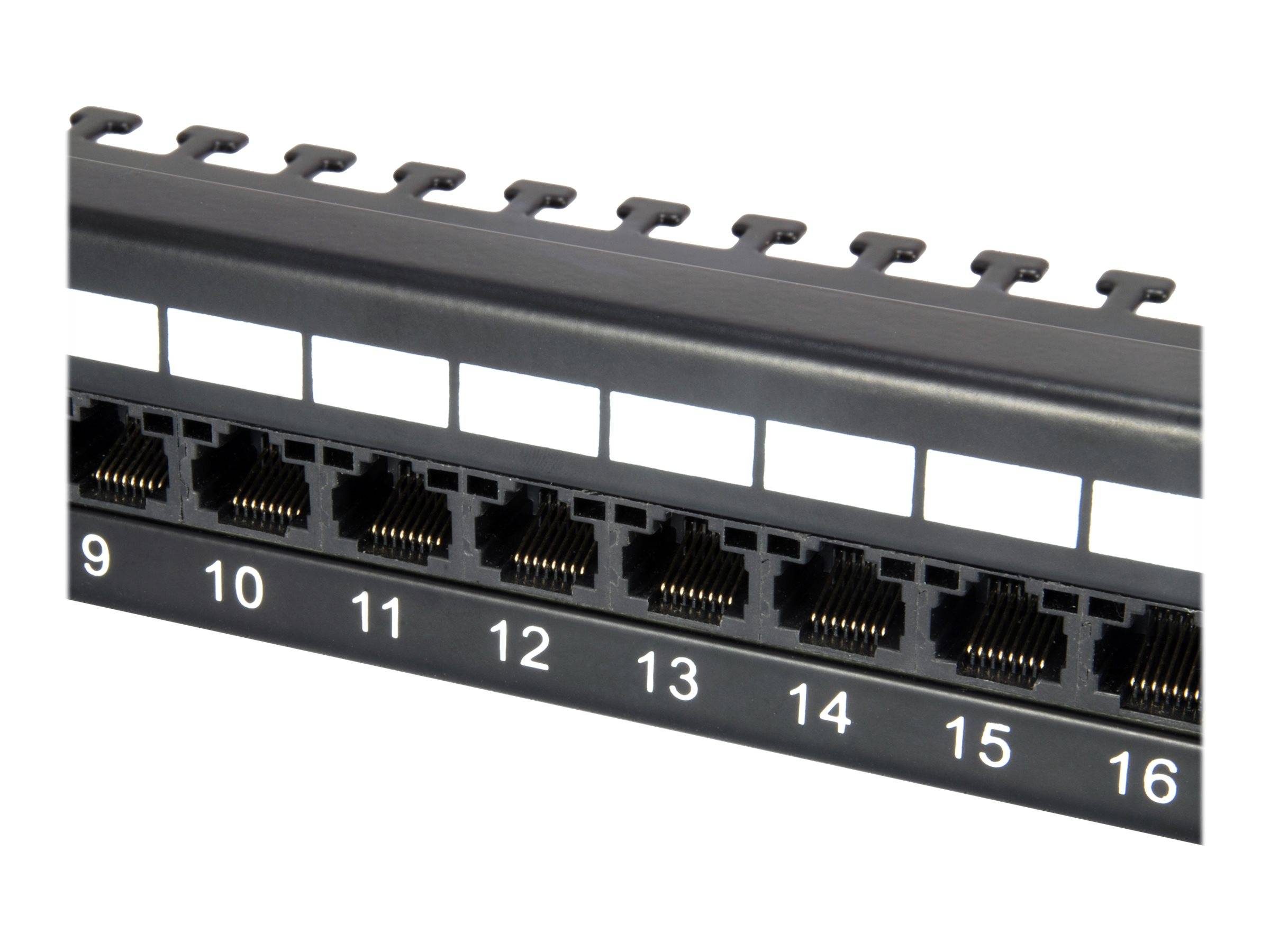 Nahaufnahme eines schwarzen Netzwerk-Patchfeldes mit acht nummerierten Ethernet-Anschlüssen, beschriftet von 9 bis 16.