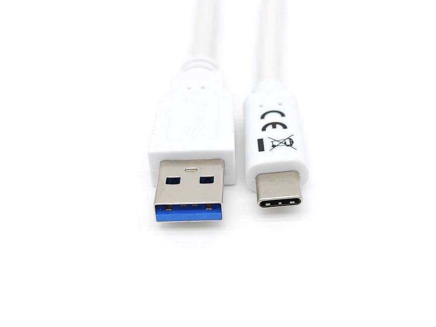 Zwei weiße USB-Kabel mit verschiedenen Anschlüssen: USB-A auf der linken Seite und USB-C auf der rechten Seite, gezeigt auf weißem Hintergrund.