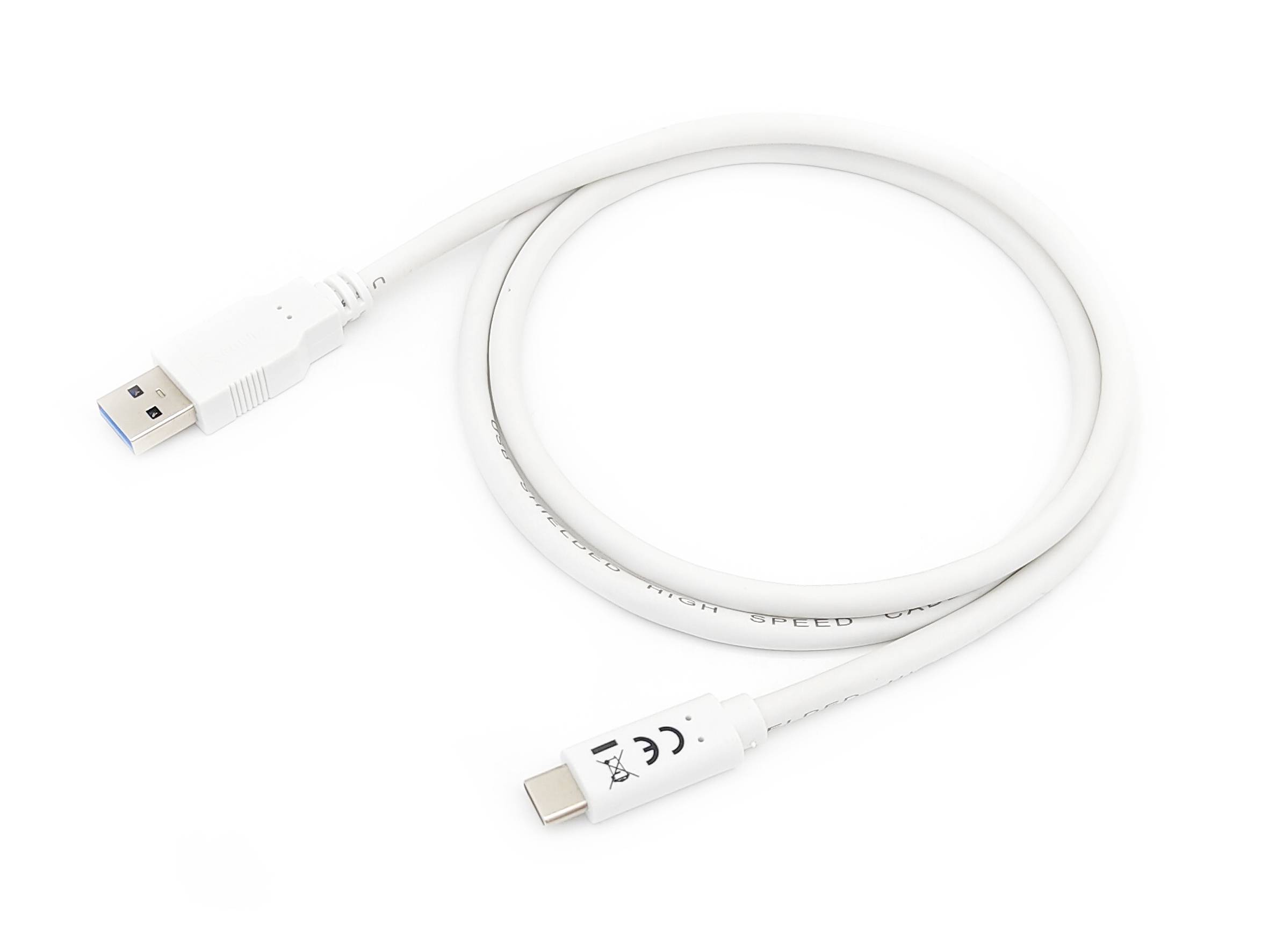 Weißes USB-A-zu-USB-C-Kabel aufgerollt auf weißem Hintergrund, wobei beide Anschlüsse sichtbar sind.