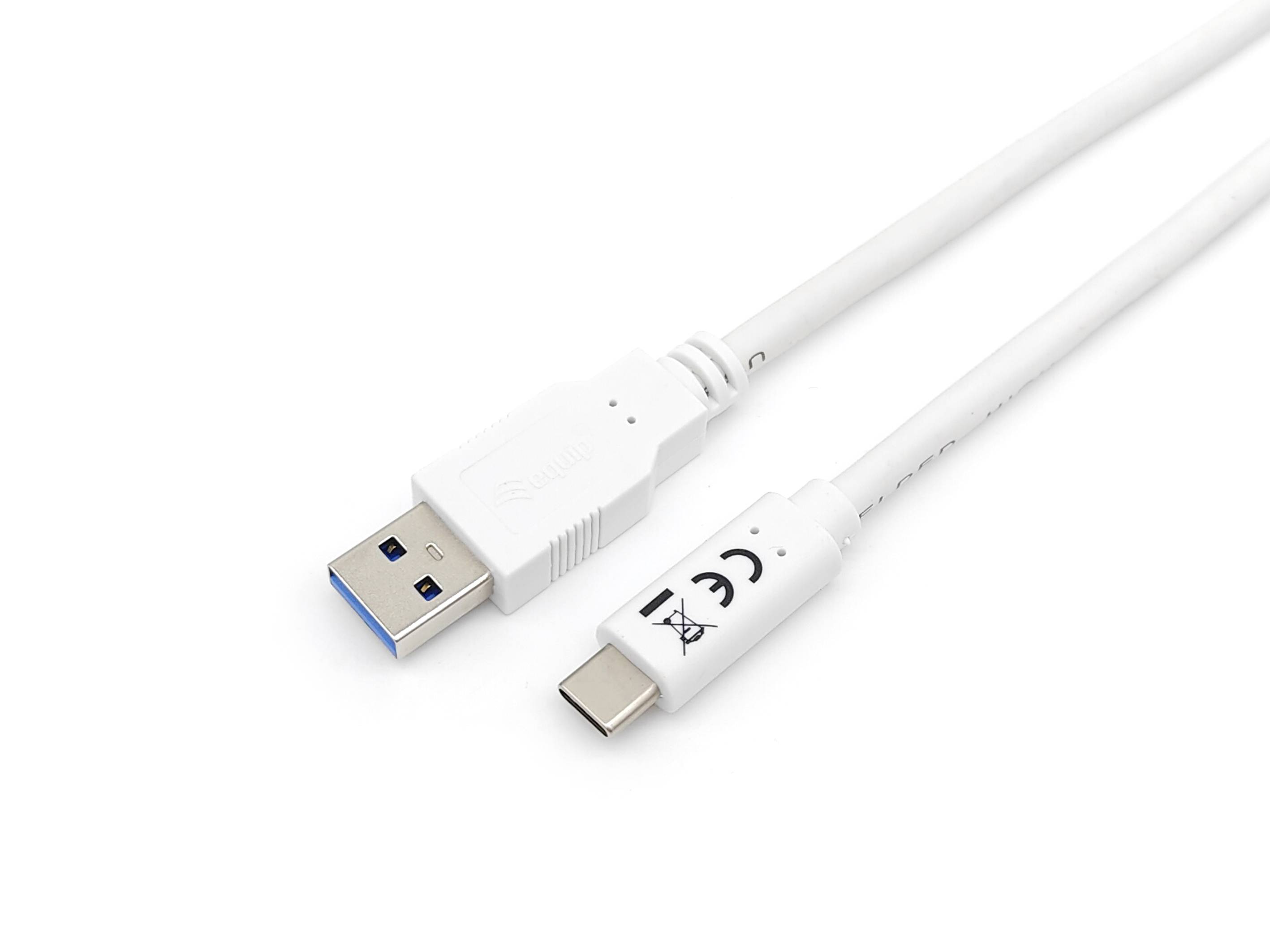 Weißes USB-A zu USB-C Kabel mit blauem USB-A-Stecker, dargestellt auf einfarbigem Hintergrund.