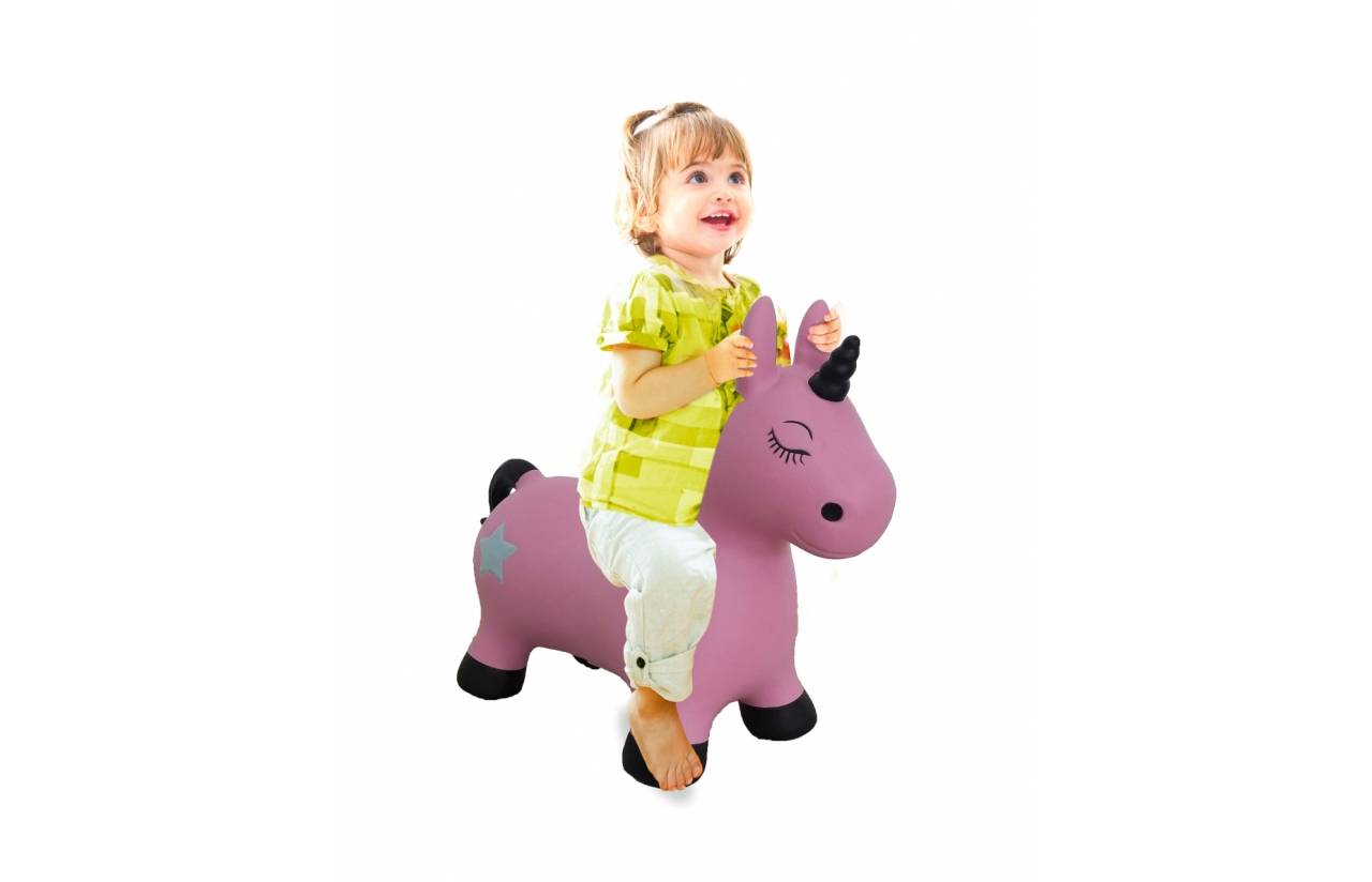 Ein lächelndes Kleinkind reitet auf einem rosa Einhornspielzeug auf weißem Hintergrund.