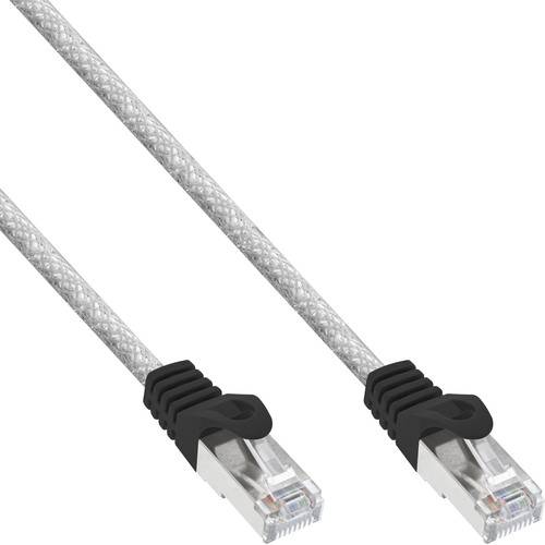 Zwei Ethernet-Kabel mit silbernen geflochtenen Ummantelungen und transparenten Steckern werden vor weißem Hintergrund gezeigt.